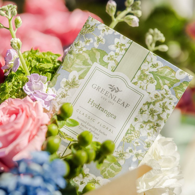  Der charmante und zeitlose Duft hat ein üppiges, florales Herz aus Pfingstrosen, Lilien und Jasmin und ruht auf einer Basis von Moos, Moschus und balsamischer Vanille. Ein Hauch Mandarine und ein paar rote Beeren setzen den Anfangsakzent.