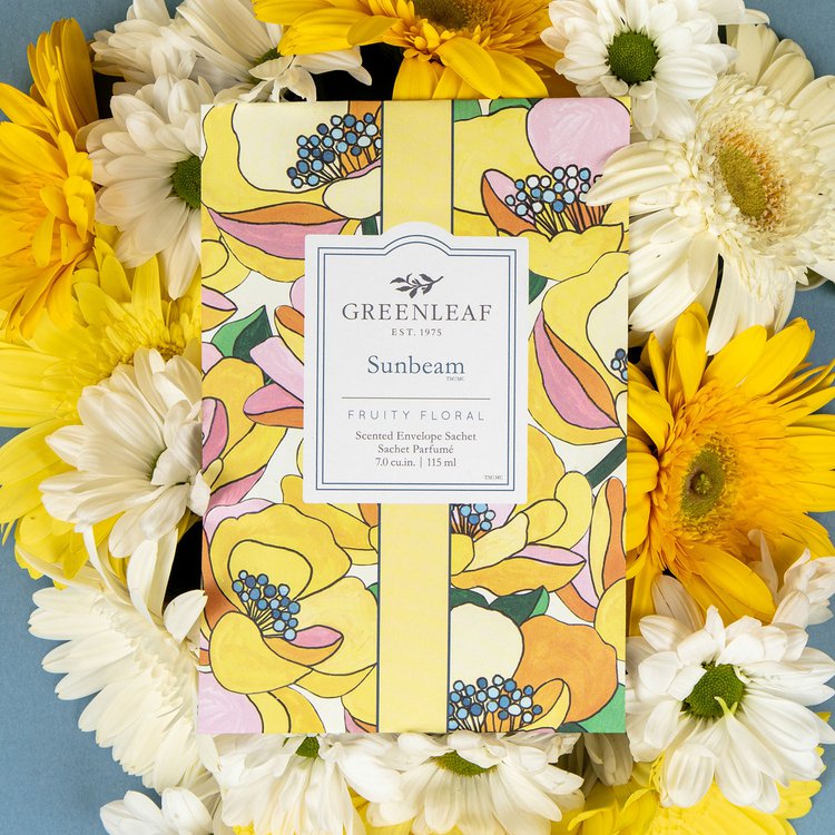 Sunbeam ist ein strahlender, sonniger Duft mit Zitrone, grünen Äpfeln und einer frischen Grasnote. Im Mittelteil harmonieren saftige Pfirsiche und herbe Verbena mit der Wärme von Zedernholz. 