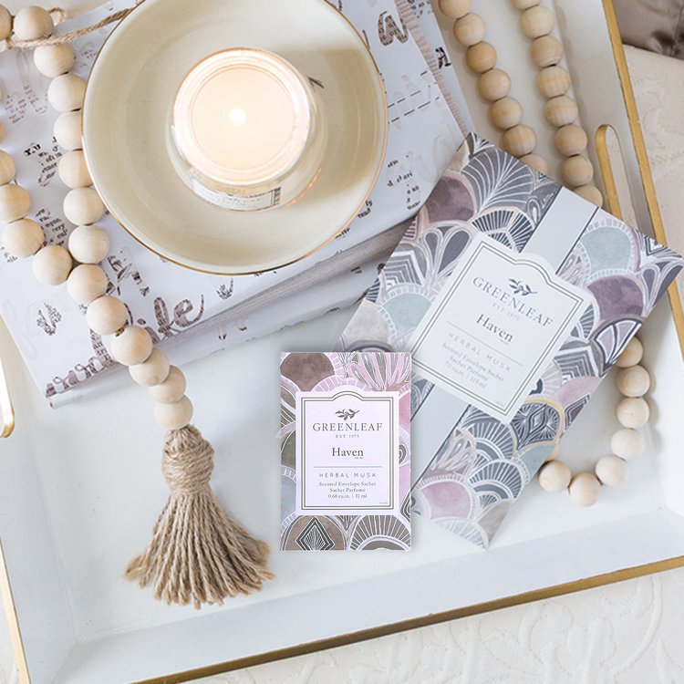 Ein Strandspaziergang in prickelnd-frischer Meeresluft. Lavendel und zarte Jasmin- Blüten werden kräftig unterstützt von holzigen Amber-Noten.&nbsp;