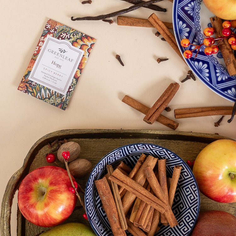 Die besondere Komposition aus warmen Gewürzen wie Zimt, Nelken, Muskatnuss und Anis in Verbindung mit einer fruchtigen Beeren-Aromen und süßer Vanille stimmen auf die sinnlichste Zeit im Jahr ein.