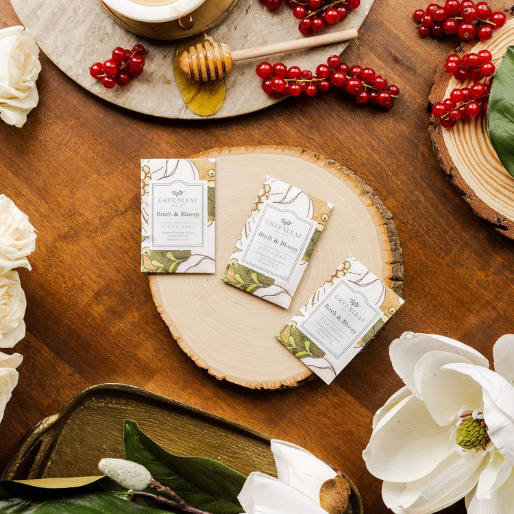 Birch &amp; Bloom glänzt mit zarter, floraler Weichheit. Ein wenig herbe Johannisbeere zu Beginn wird von der raffinierten Frische weißer Magnolienblüten aufgefangen.