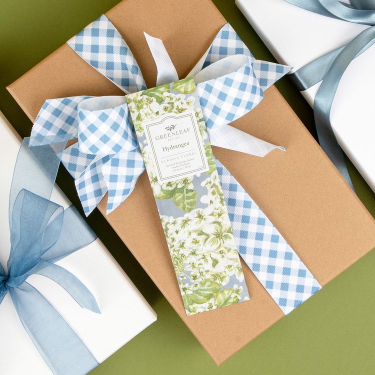 Der charmante und zeitlose Duft hat ein üppiges, florales Herz aus Pfingstrosen, Lilien und Jasmin und ruht auf einer Basis von Moos, Moschus und balsamischer Vanille. Ein Hauch Mandarine und ein paar rote Beeren setzen den Anfangsakzent.