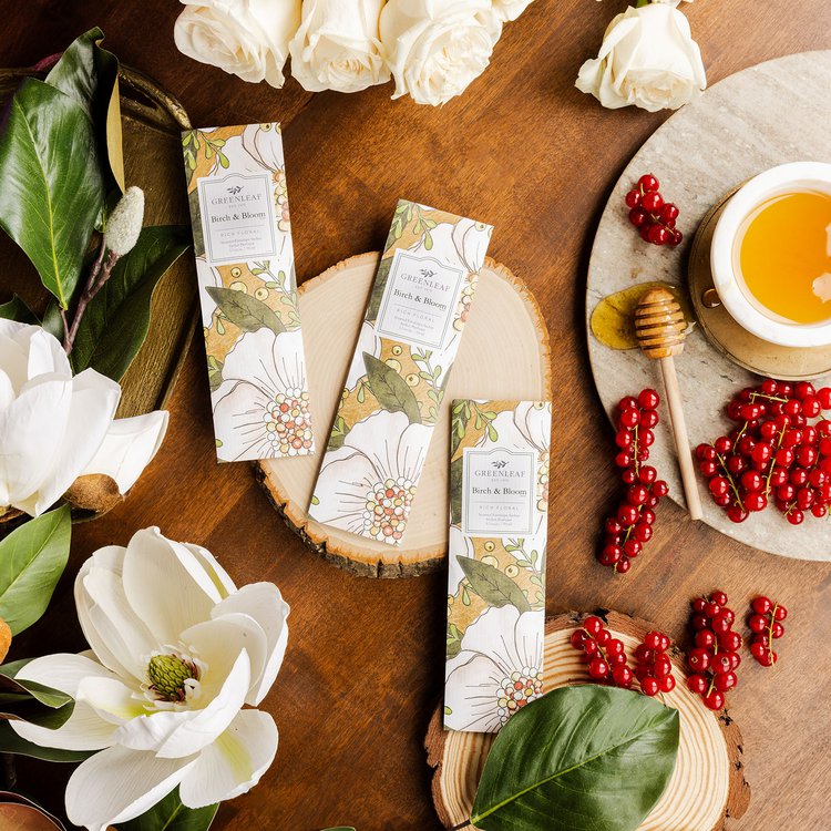 Birch &amp; Bloom glänzt mit zarter, floraler Weichheit. Ein wenig herbe Johannisbeere zu Beginn wird von der raffinierten Frische weißer Magnolienblüten aufgefangen. 