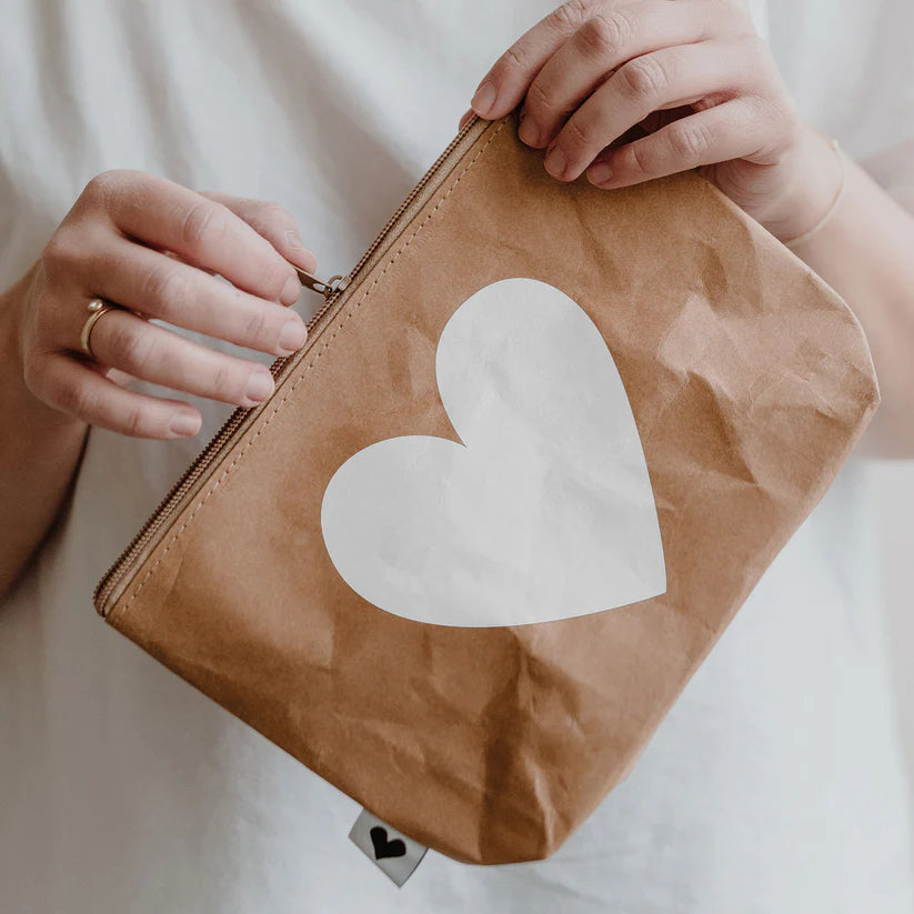 Kosmetiktasche Herz braun aus waschbarem Papier 1 Badzubehör Badzubehör, Lifestyle, Seifenspender bei Zeit für mich...